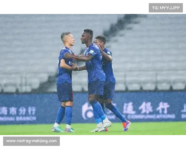 上海申花热身赛中高天意任意球击中立柱，谢鹏飞受伤离场。